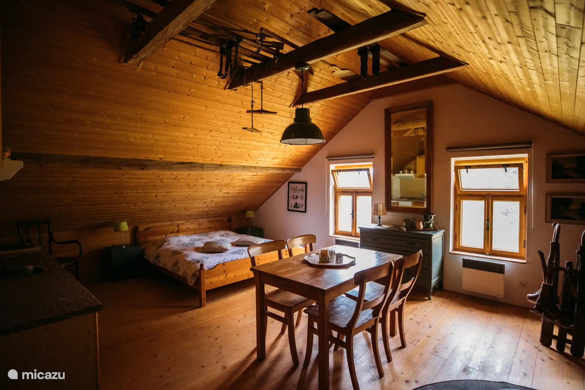 Authentisches Dachstudio mit nostalgischen Details und viel Licht – ideal zum gemeinsamen Entspannen in warmer, gemütlicher Atmosphäre.