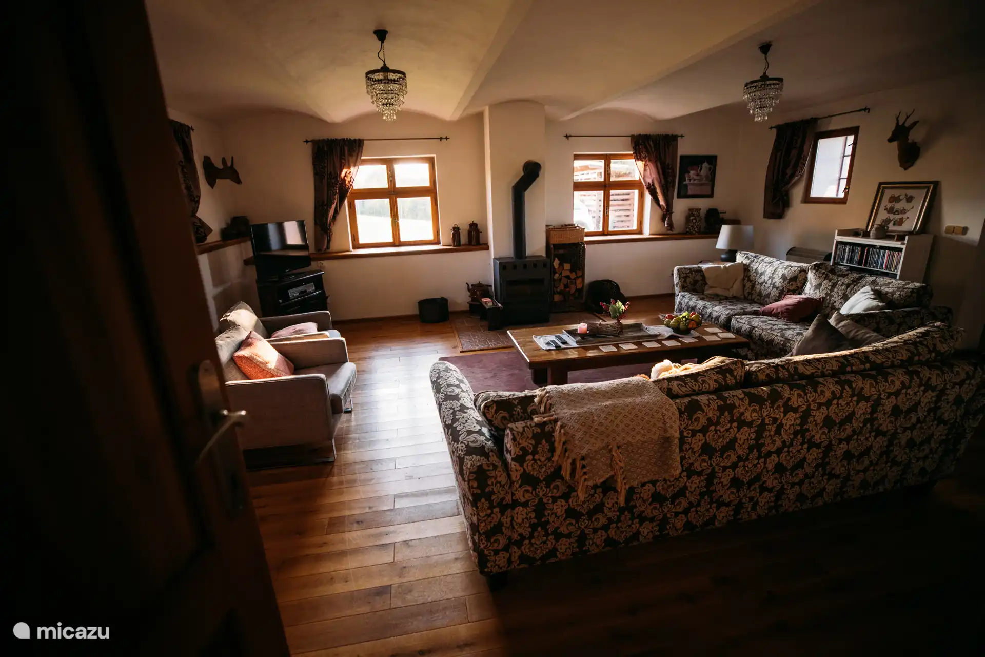 Versinken Sie in das warme Wohnzimmer des Home Elizabeth, wo lange Abende und kostbare Momente ganz natürlich entstehen.