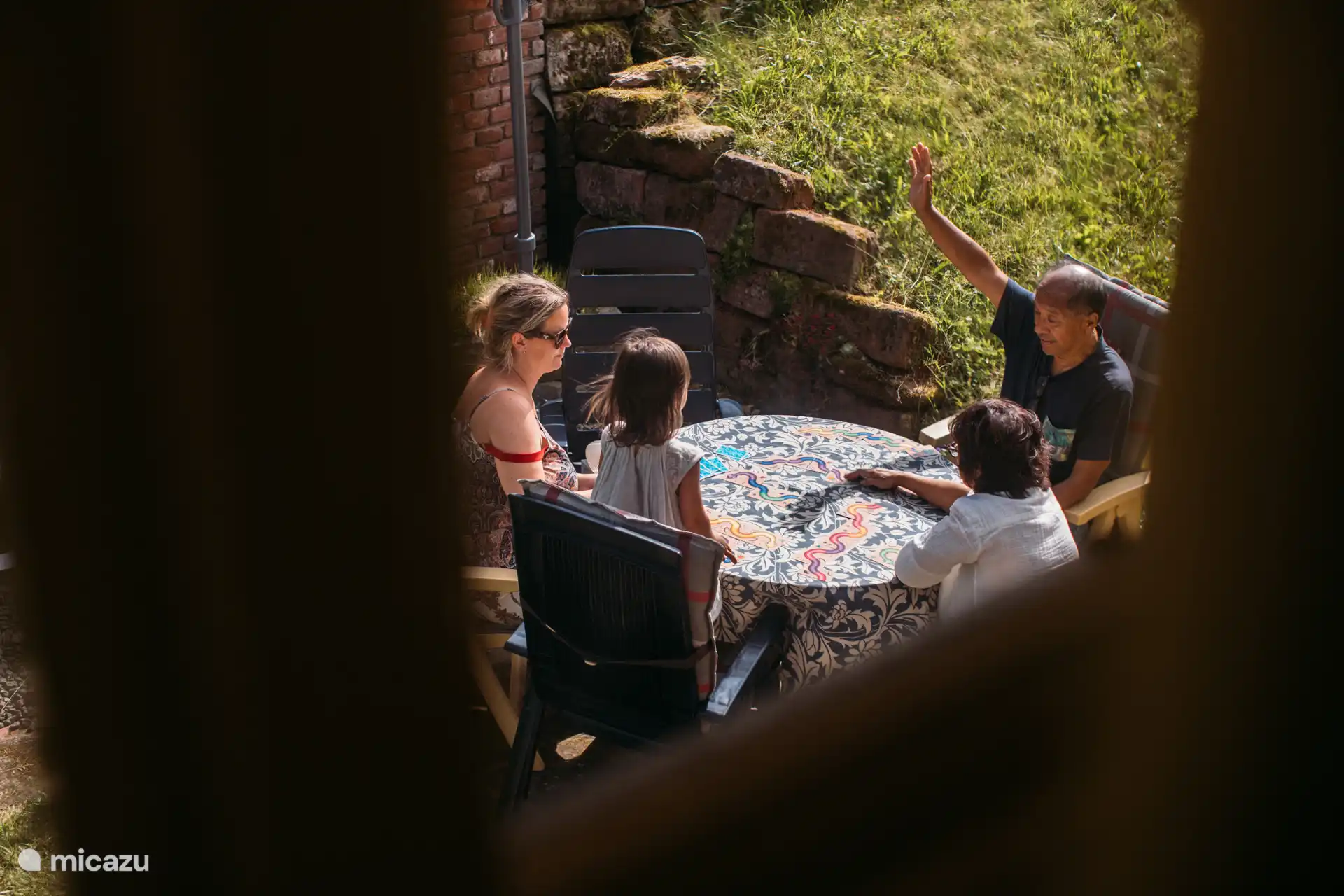 Gemeinsam ein Spiel und die Gesellschaft des anderen genießen: pure Familienmomente in der Sonne.