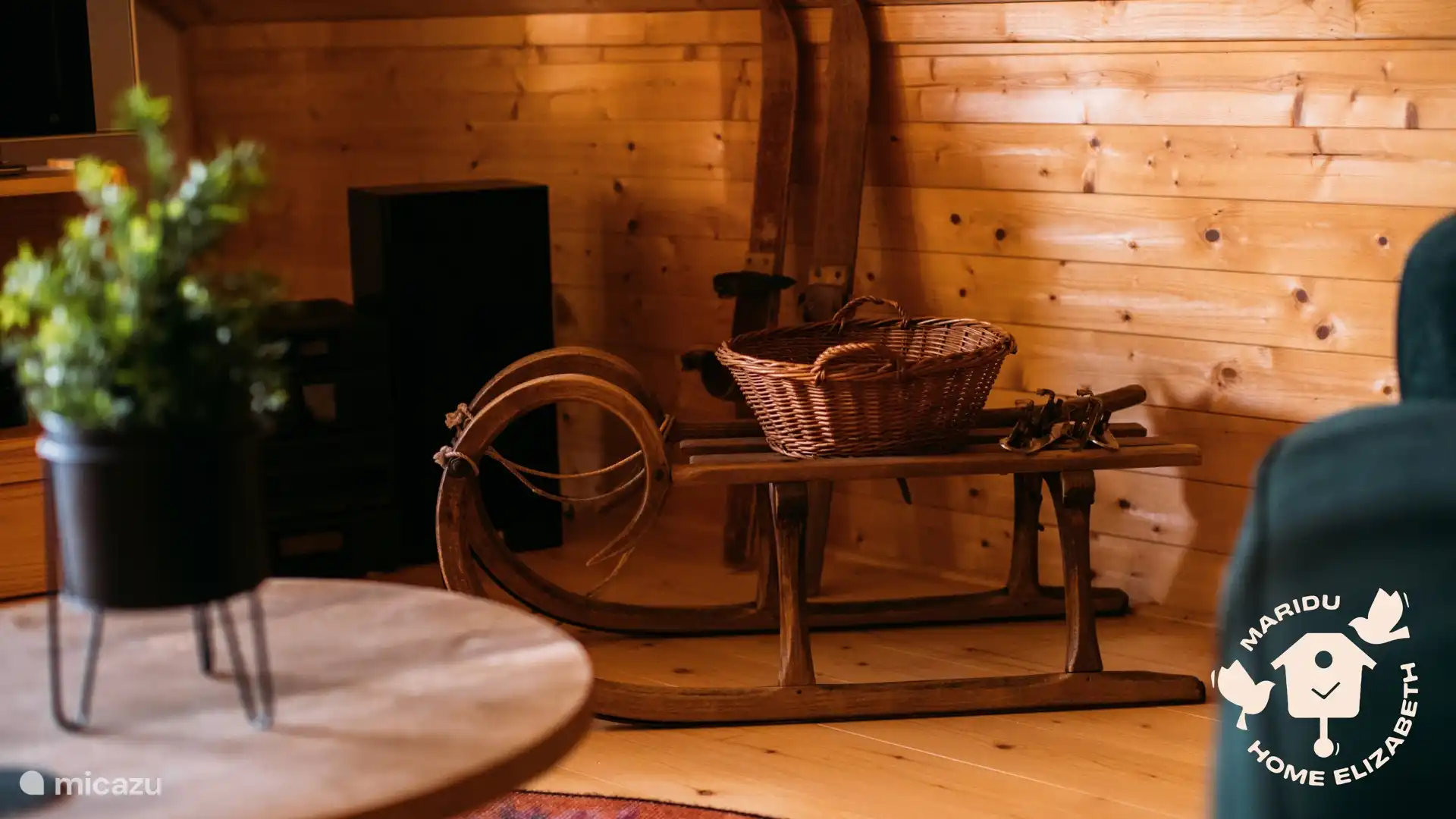 Authentische Details wie ein Holzschlitten und alte Skier verleihen dem Raum Charakter und versetzen Sie sofort in die Atmosphäre der Vergangenheit.