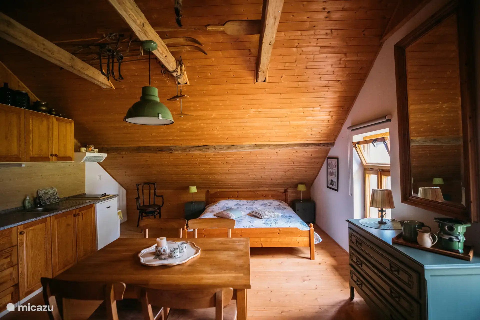 Gemütliches Studio mit Holzdetails, einer kompletten Küchenzeile und einem bequemen Doppelbett – alles für einen gemütlichen Aufenthalt unter den Balken.