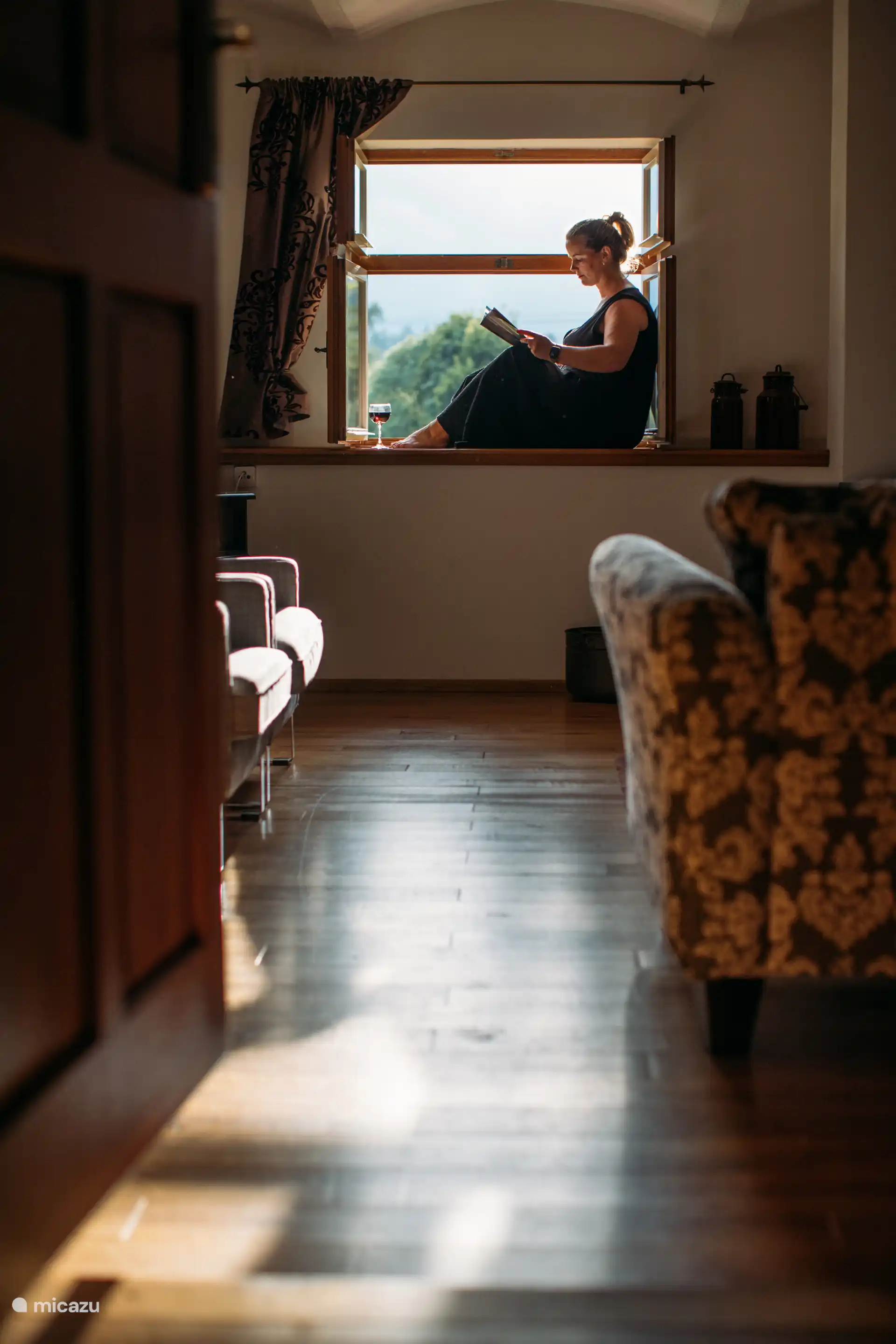 Genießen Sie Ruhe und Komfort im gemütlichen Wohnzimmer des Maridu Home Elizabeth – mit Aussicht, Atmosphäre und einem Ort, um so richtig zu sich selbst zu kommen.
