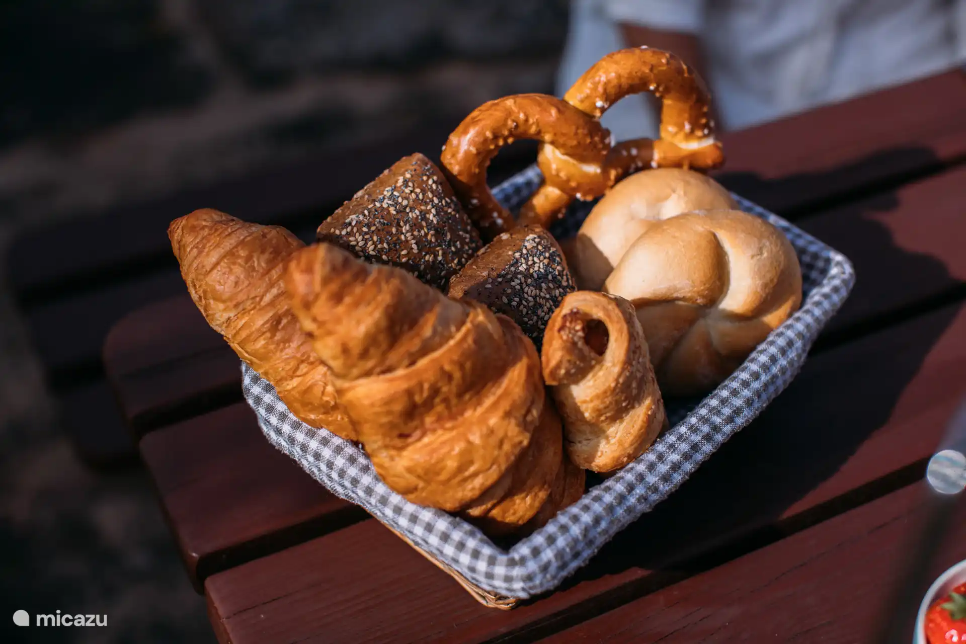 Frische Brötchen, Morgensonne und Stille. Im Holiday Home Elizabeth fühlt sich sogar das Frühstück wie ein Sonntagsmoment an.