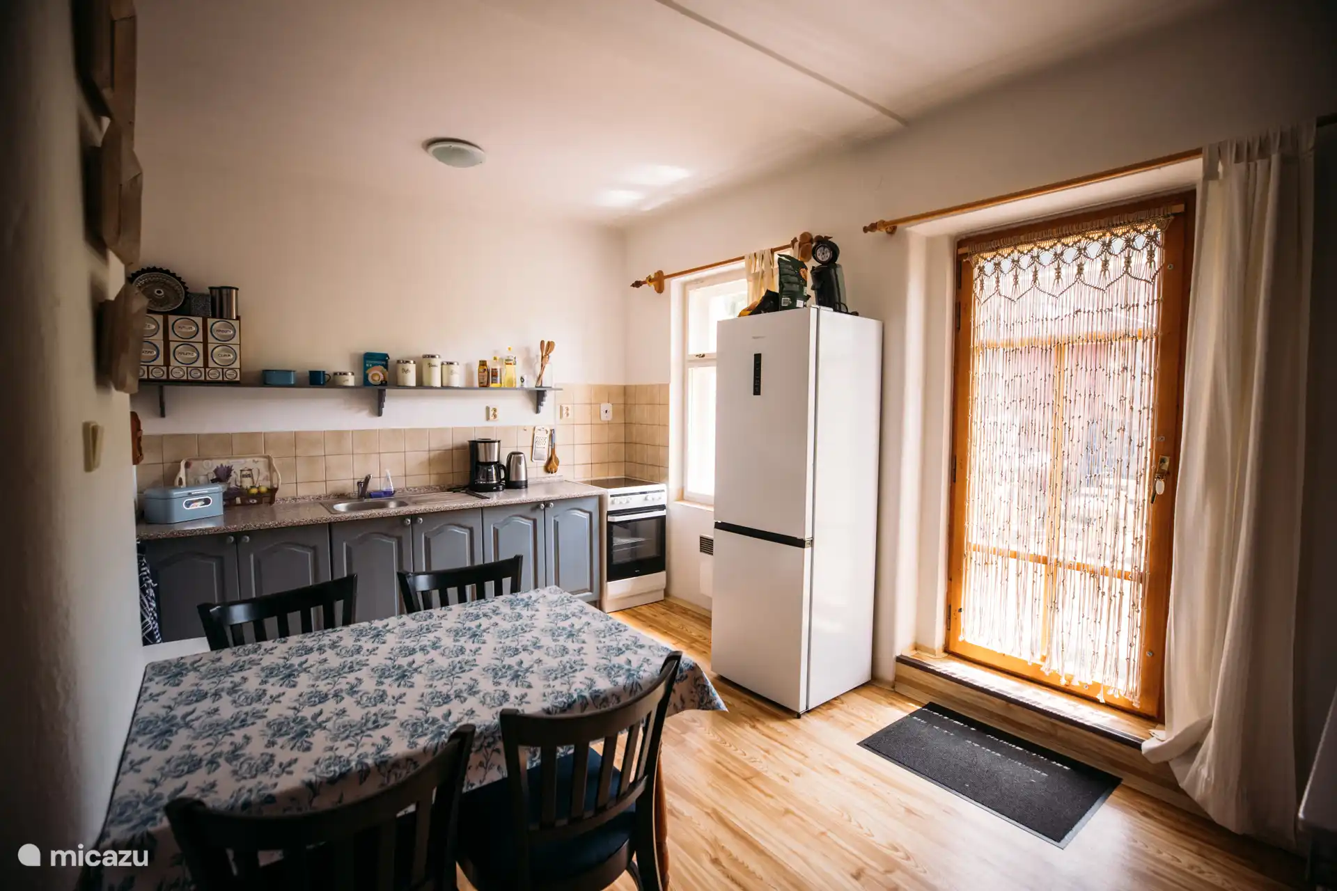 Eine Küche voller Charakter und Komfort. Alles ist da, um gemeinsam zu kochen, Kaffee zu kochen und Erinnerungen zu schaffen.