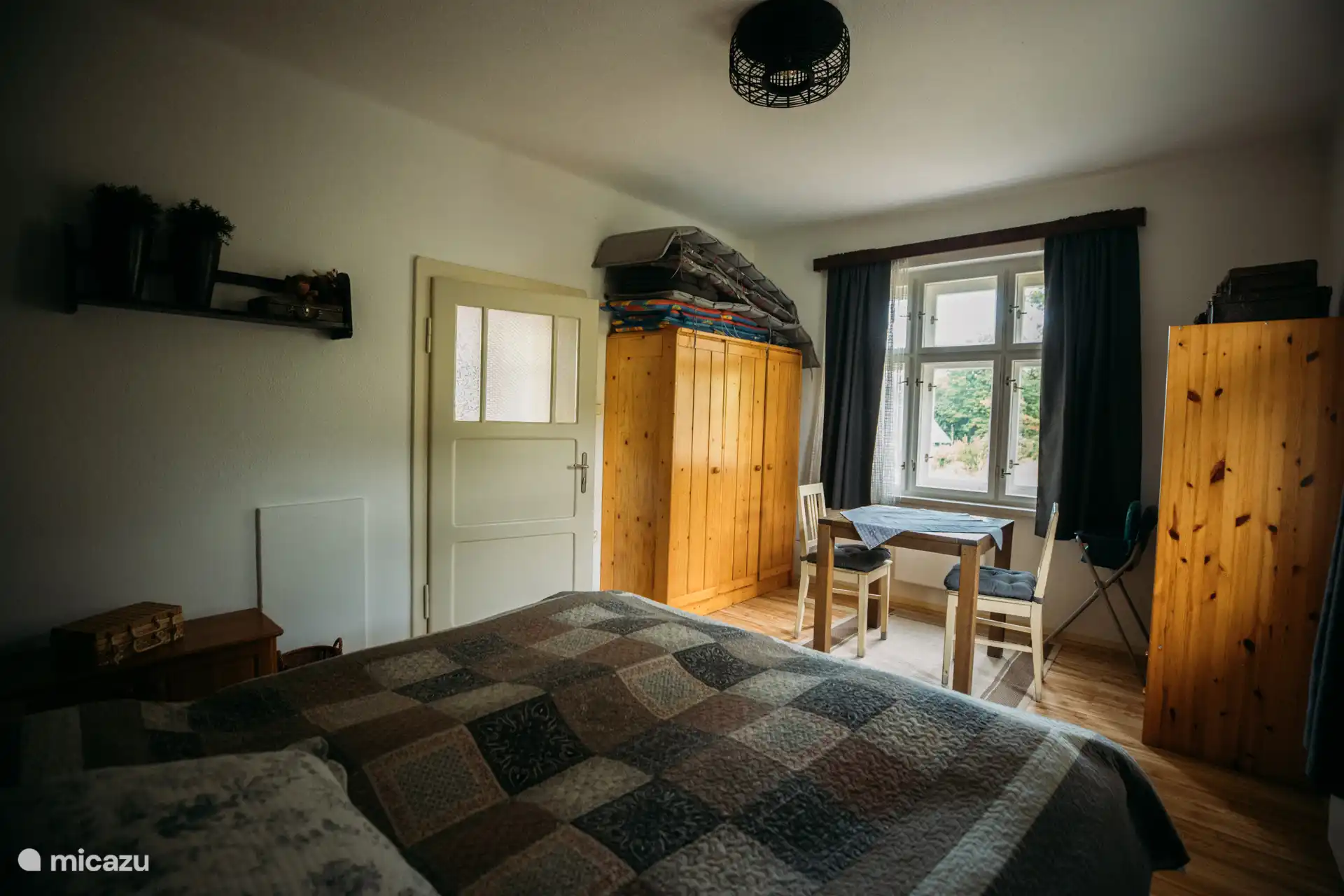 Ein ruhiges Zimmer mit Morgensonne und Blick auf das Dorf – ideal zum Ausschlafen oder Aufwachen mit einem Kaffee am Fenster.