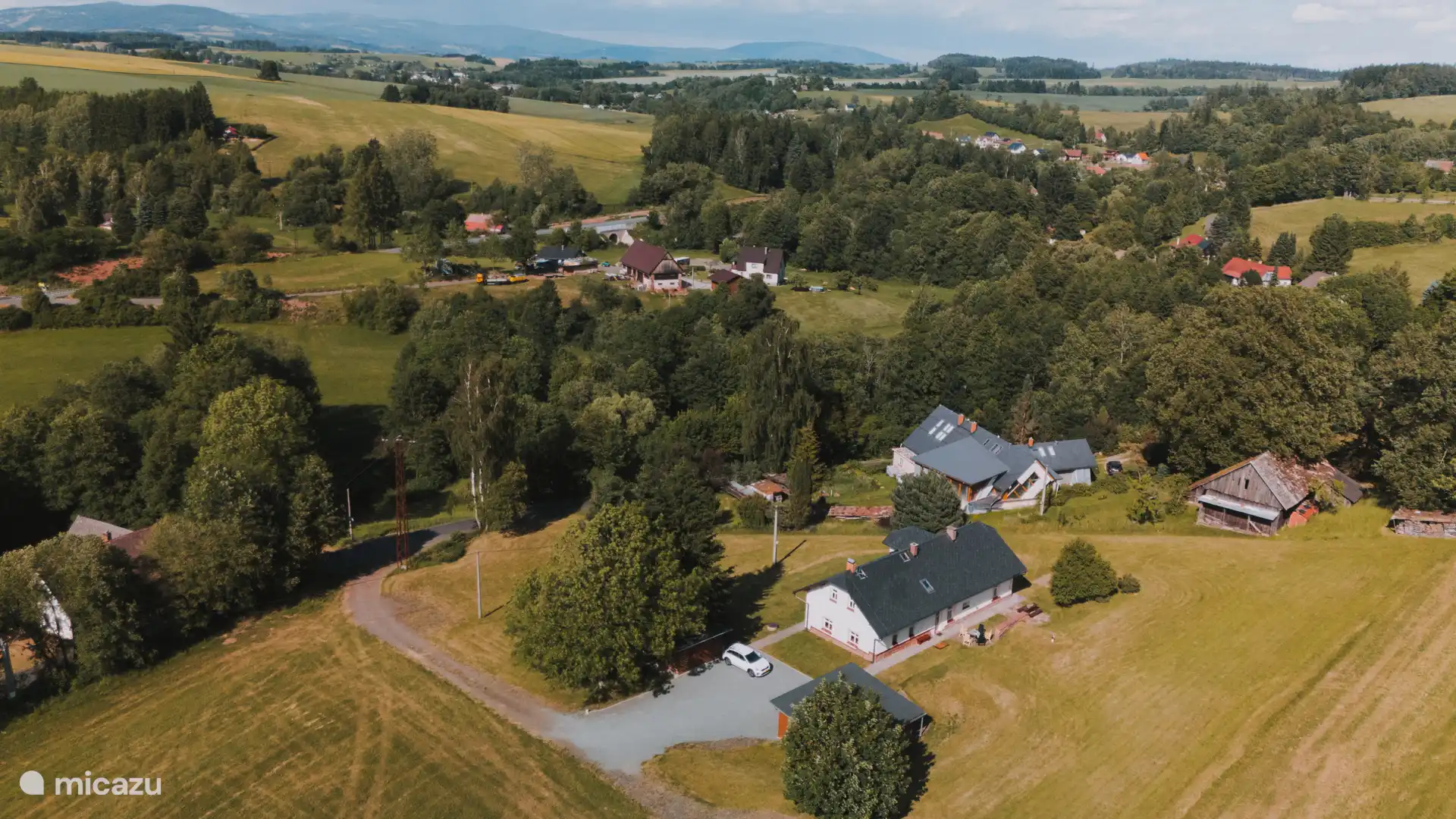 Ruhig gelegenes Ferienhaus im grünen Herzen der Tschechischen Republik, umgeben von Natur, Hügeln und Platz.