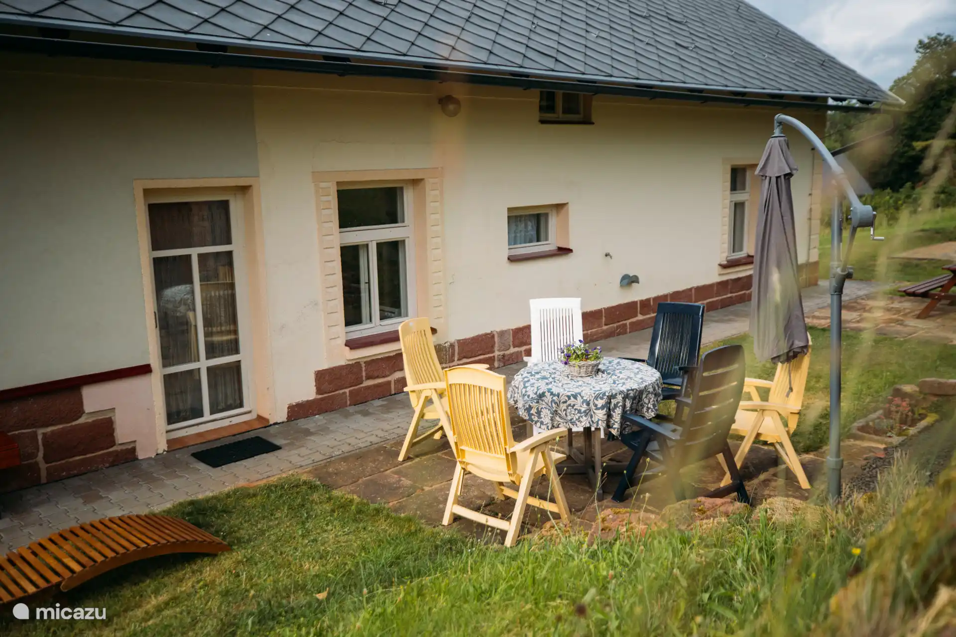 Genießen Sie einen entspannenden Moment auf der sonnigen Terrasse des Holiday Home Elizabeth – ideal für ein Frühstück, ein gutes Buch oder einen gemütlichen Drink.