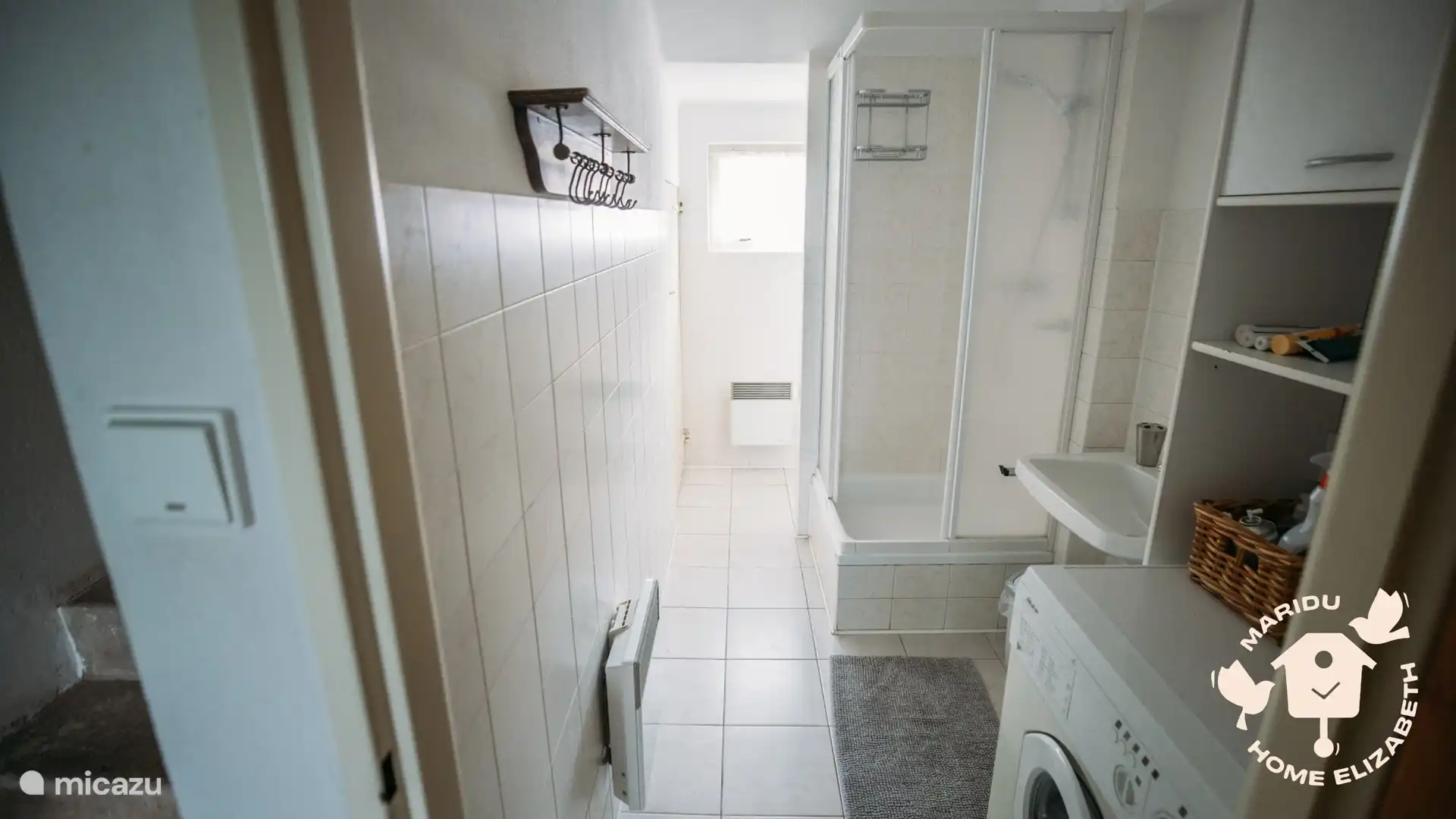 Praktisches Badezimmer mit Dusche, Waschmaschine und Stauraum im Ferienhaus Maridu Home Elizabeth in der Tschechischen Republik.