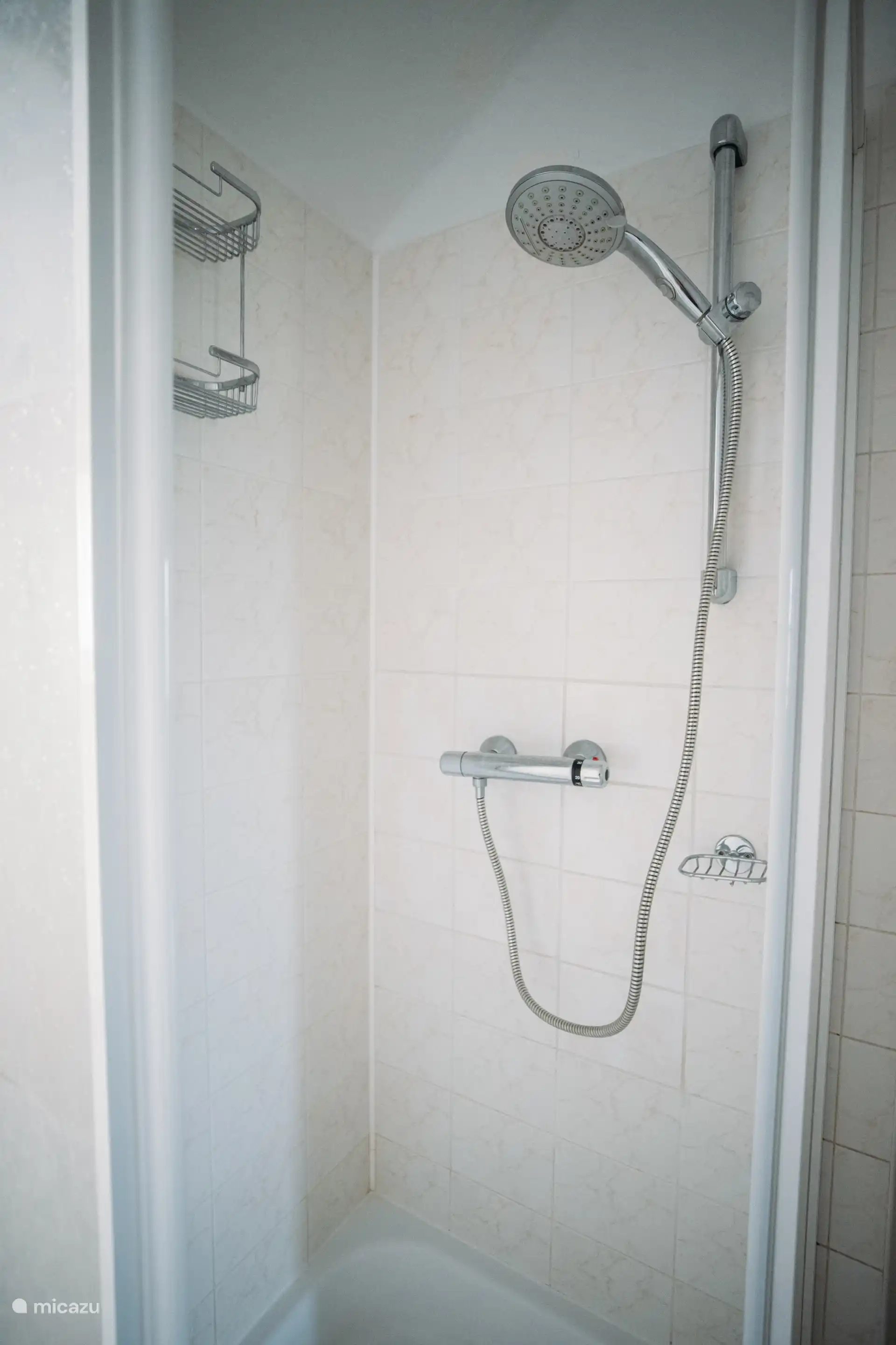 Duschkabine mit thermostatischer Armatur und Handbrause im Ferienhaus Maridu Home Elizabeth, ideal für einen komfortablen Aufenthalt