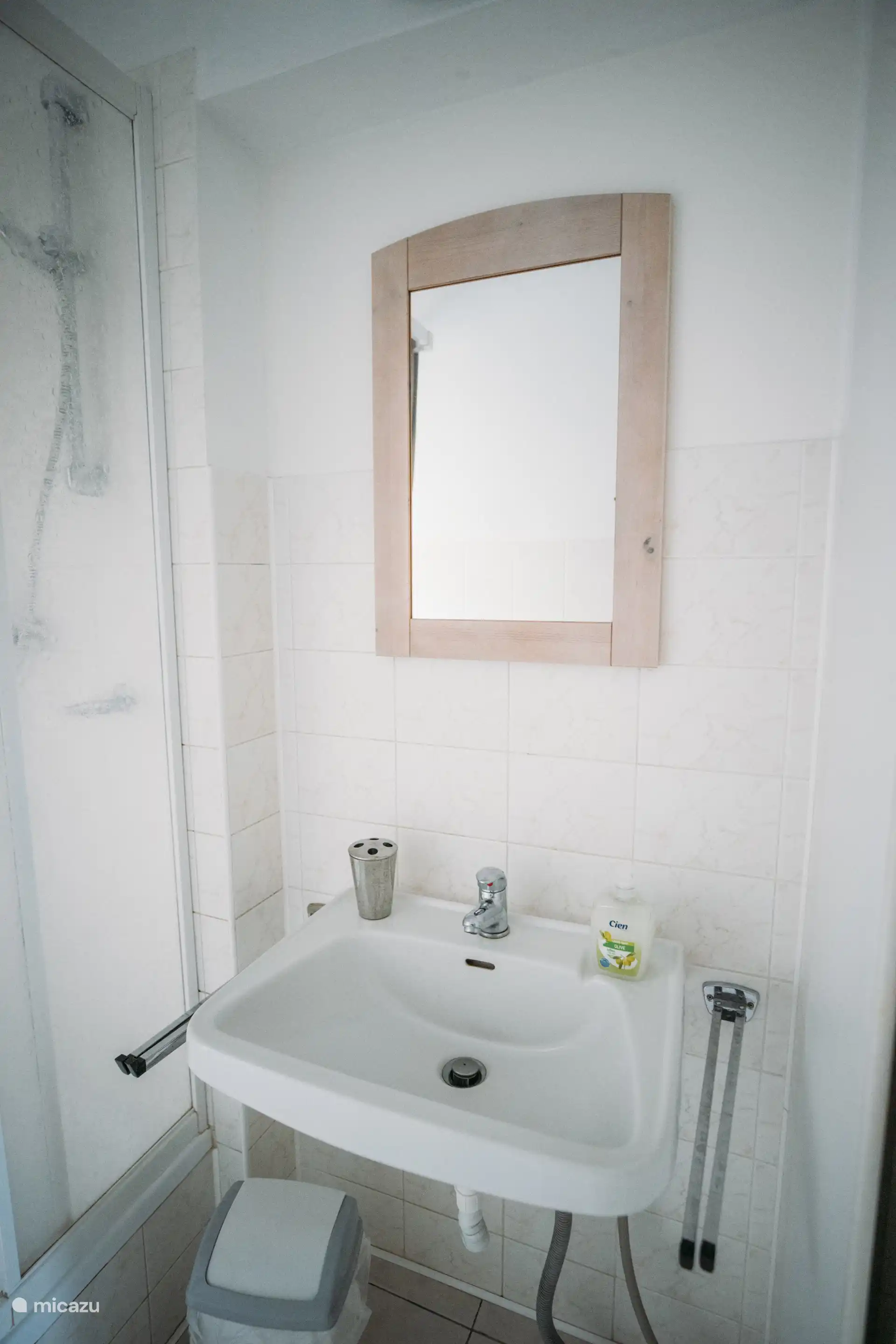 Badezimmer mit Waschbecken, Spiegel und Seife im Ferienhaus Maridu Home Elizabeth im Böhmischen Riesengebirge