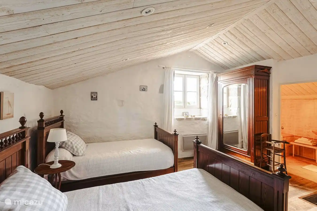 Authentisches Dachgeschosszimmer mit 2 Betten und 2 Einzelbetten