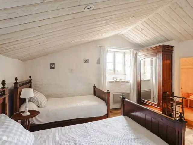 Logis La Tour - Orangerie huren in Frankrijk, Vendée, Fontenay - gîte / cottage authentieke zolderkamer met 2 persoonsbed en 2 enkele bedden