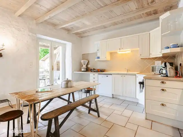 Logis La Tour - Orangerie huren in Frankrijk, Vendée, Fontenay - gîte / cottage Grote comfortabele keuken met eethoek