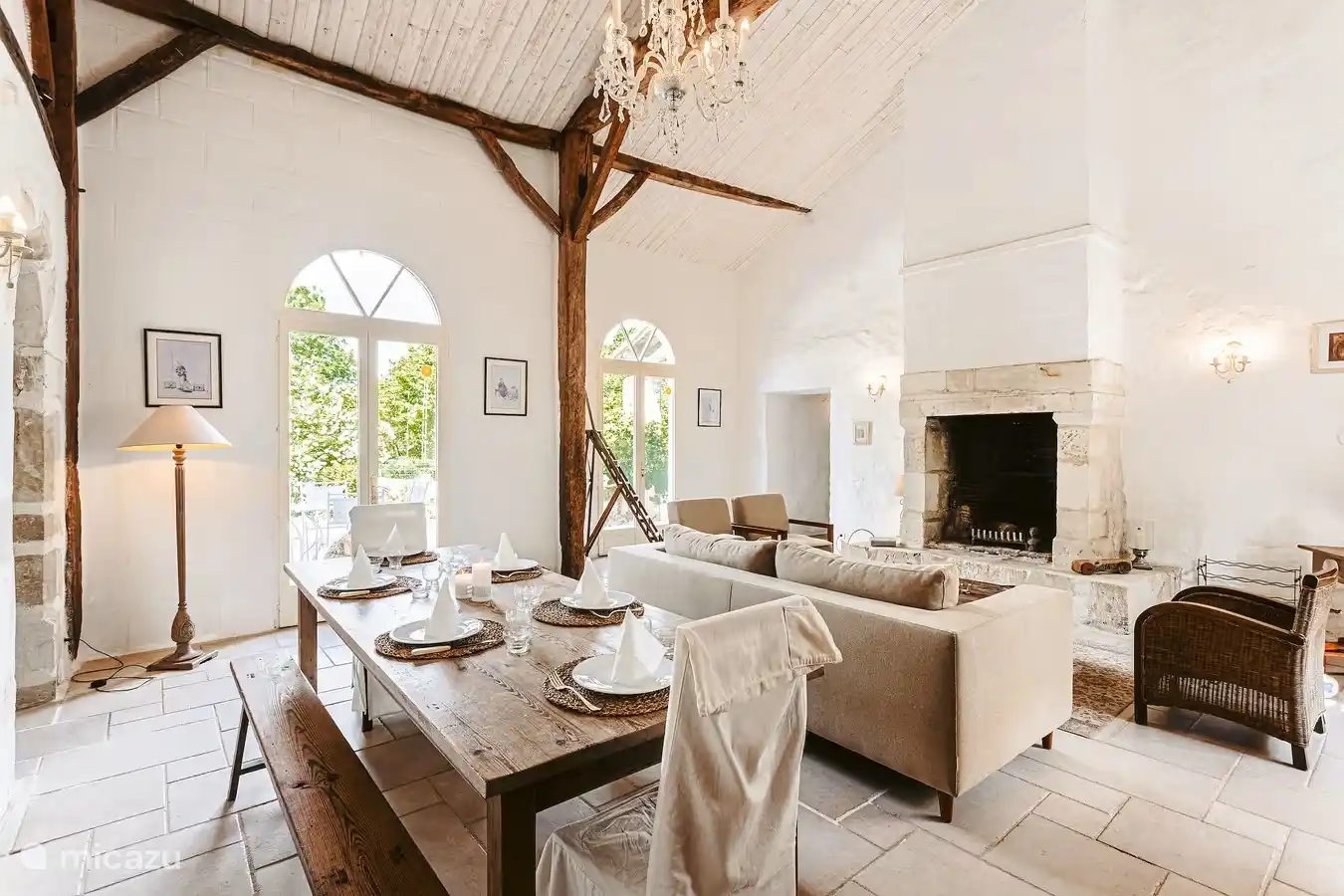 Geräumiges Wohnzimmer mit gemütlicher Essecke