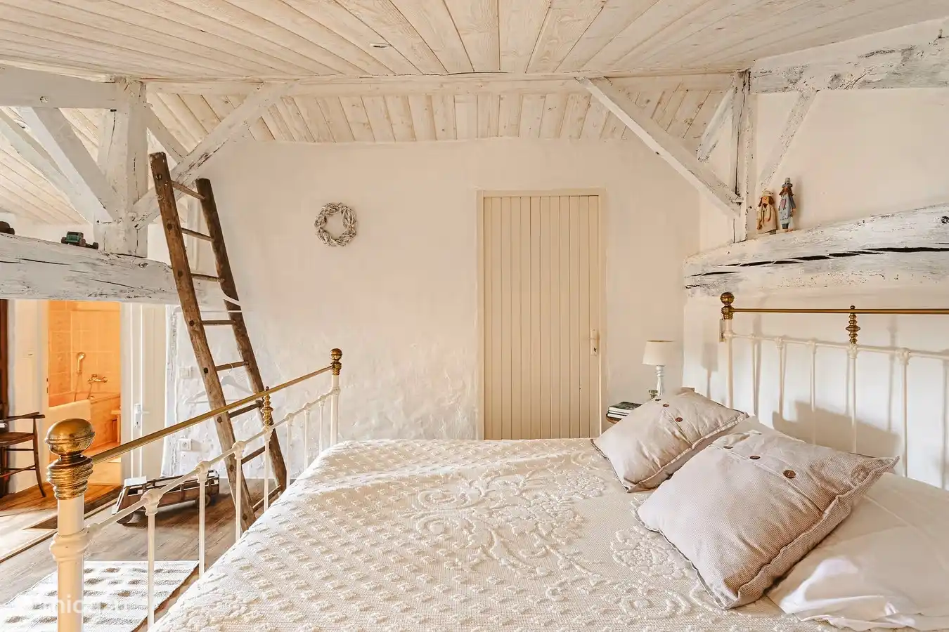 gemütliches Schlafzimmer unter Dach mit einem Doppelbett und 2 Einzelbetten
