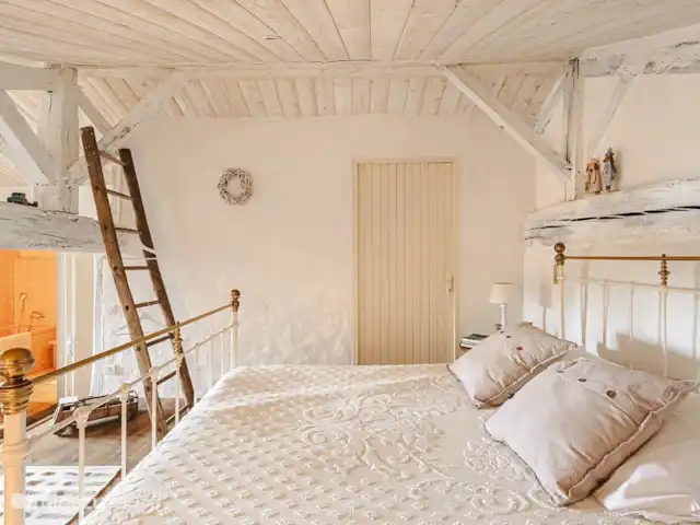 Logis La Tour - Orangerie huren in Frankrijk, Vendée, Fontenay - gîte / cottage gezellig slaapkamer onder dak met een tweepersoonsbed en 2 enkele bedden