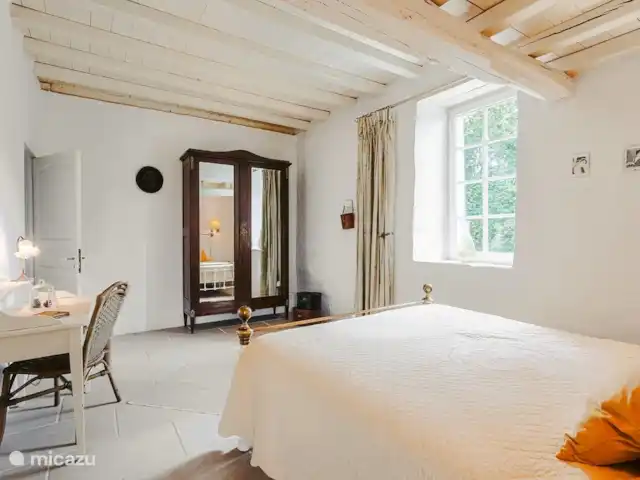 Logis La Tour - Orangerie huren in Frankrijk, Vendée, Fontenay - gîte / cottage Een gezellige slaapkamer met badkamer/douche en toilet