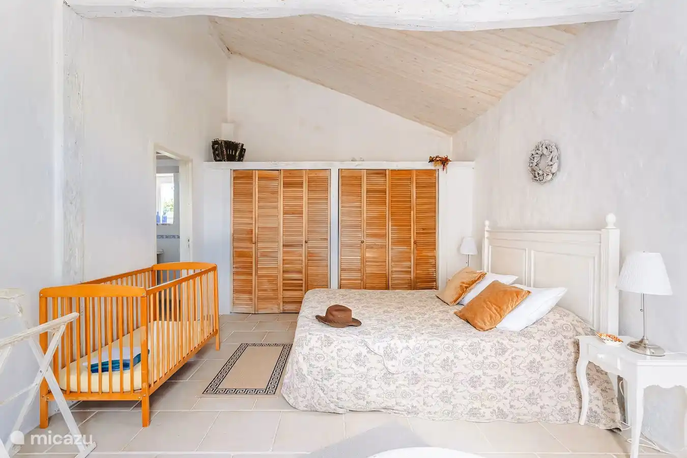 Schön eingerichtetes Schlafzimmer im Erdgeschoss mit Terrasse und eigenem Bad mit WC