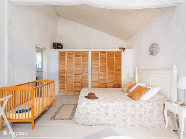 Logis La Tour - Orangerie huren in Frankrijk, Vendée, Fontenay - gîte / cottage mooi ingerichte slaapkamer op het gelijkvloers met terras en eigen badkamer met toilet