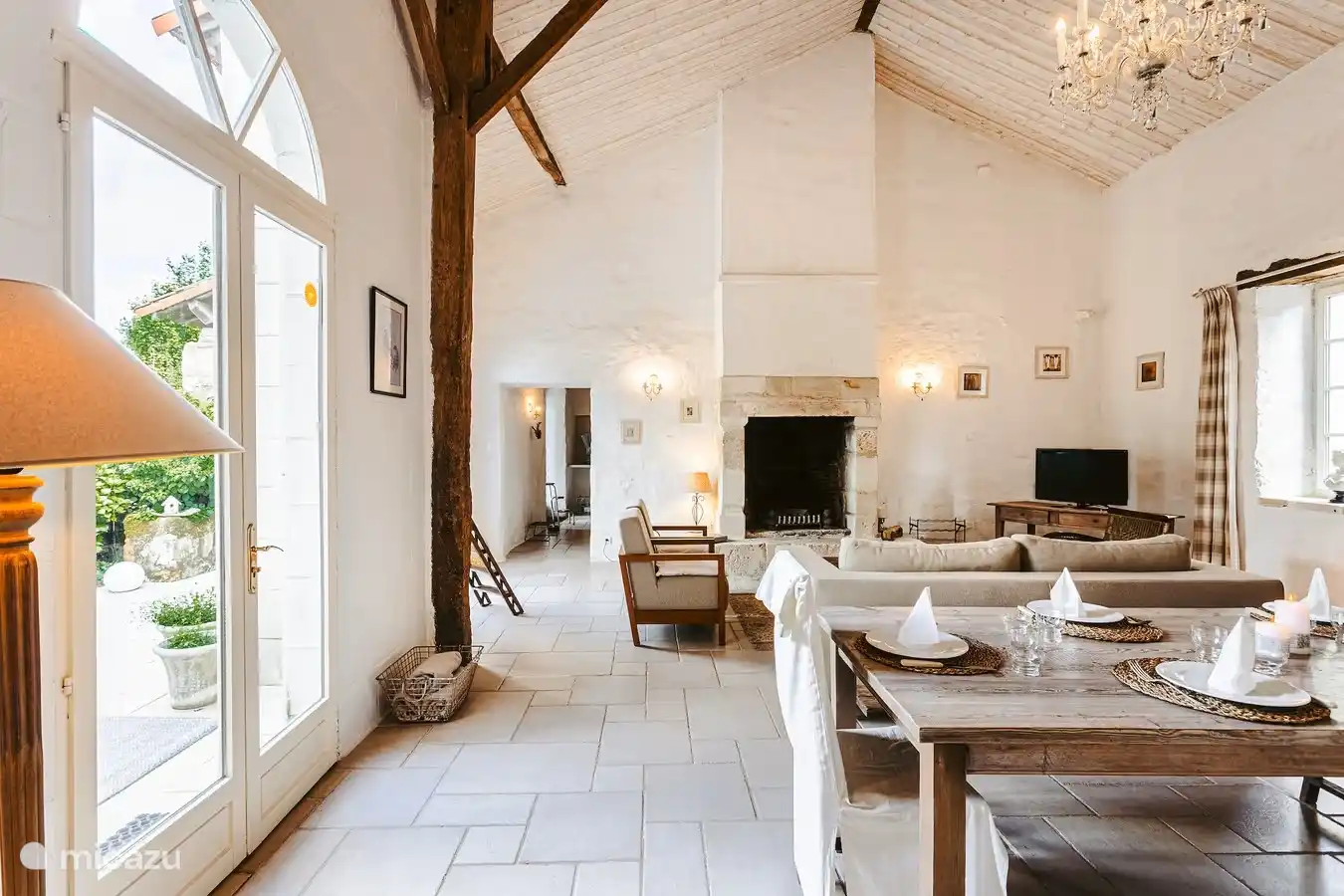 Authentisches großes Wohnzimmer mit Kamin