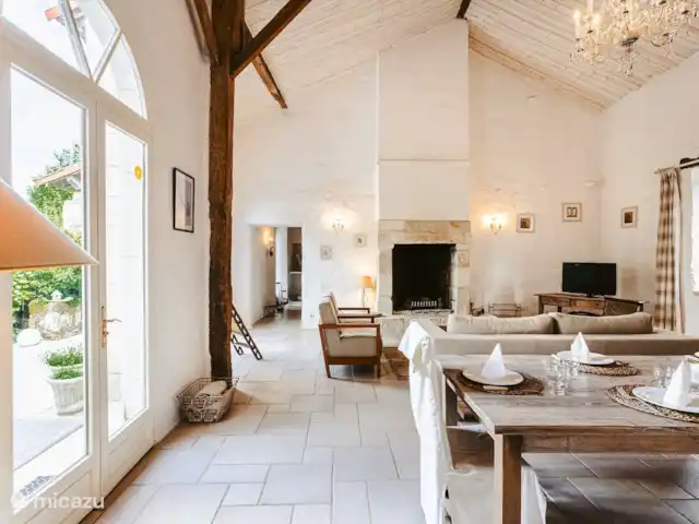 Logis La Tour - Orangerie huren in Frankrijk, Vendée, Fontenay - gîte / cottage authentieke grote living met open haard