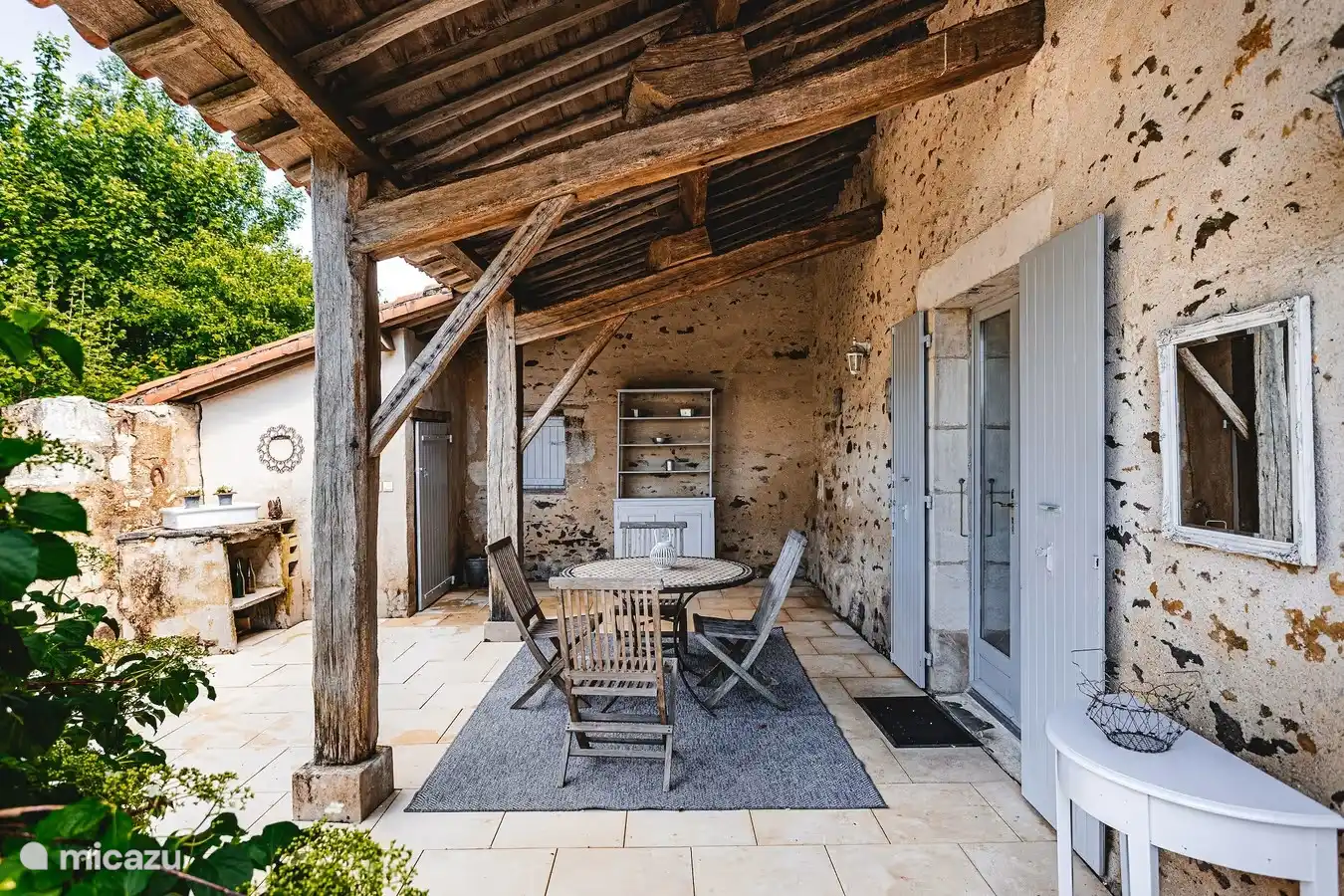 Eine gemütliche überdachte Terrasse sorgt für Abkühlung