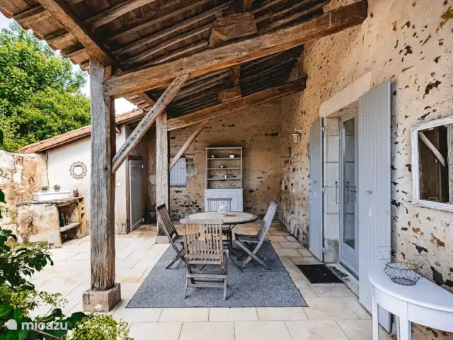 Logis La Tour - Orangerie huren in Frankrijk, Vendée, Fontenay - gîte / cottage een gezellig overdekt terras geeft afkoeling