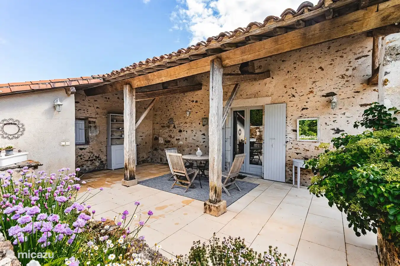 Eine gemütliche überdachte Terrasse sorgt für Abkühlung