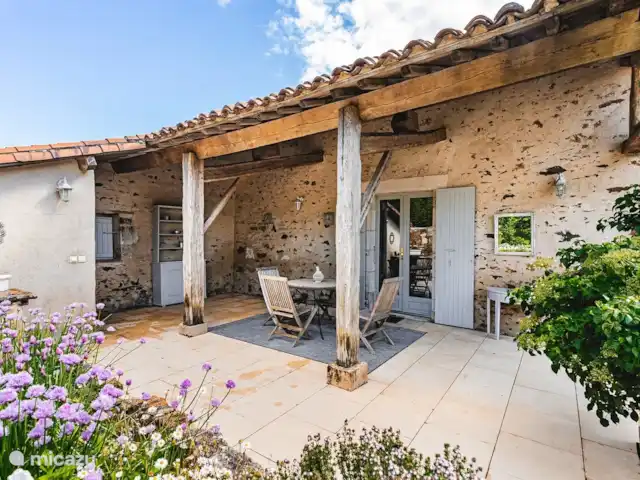 Logis La Tour - Orangerie huren in Frankrijk, Vendée, Fontenay - gîte / cottage een gezellig overdekt terras geeft afkoeling