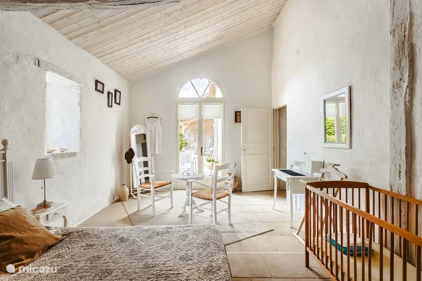 Es steht auch ein Babybett zur Verfügung