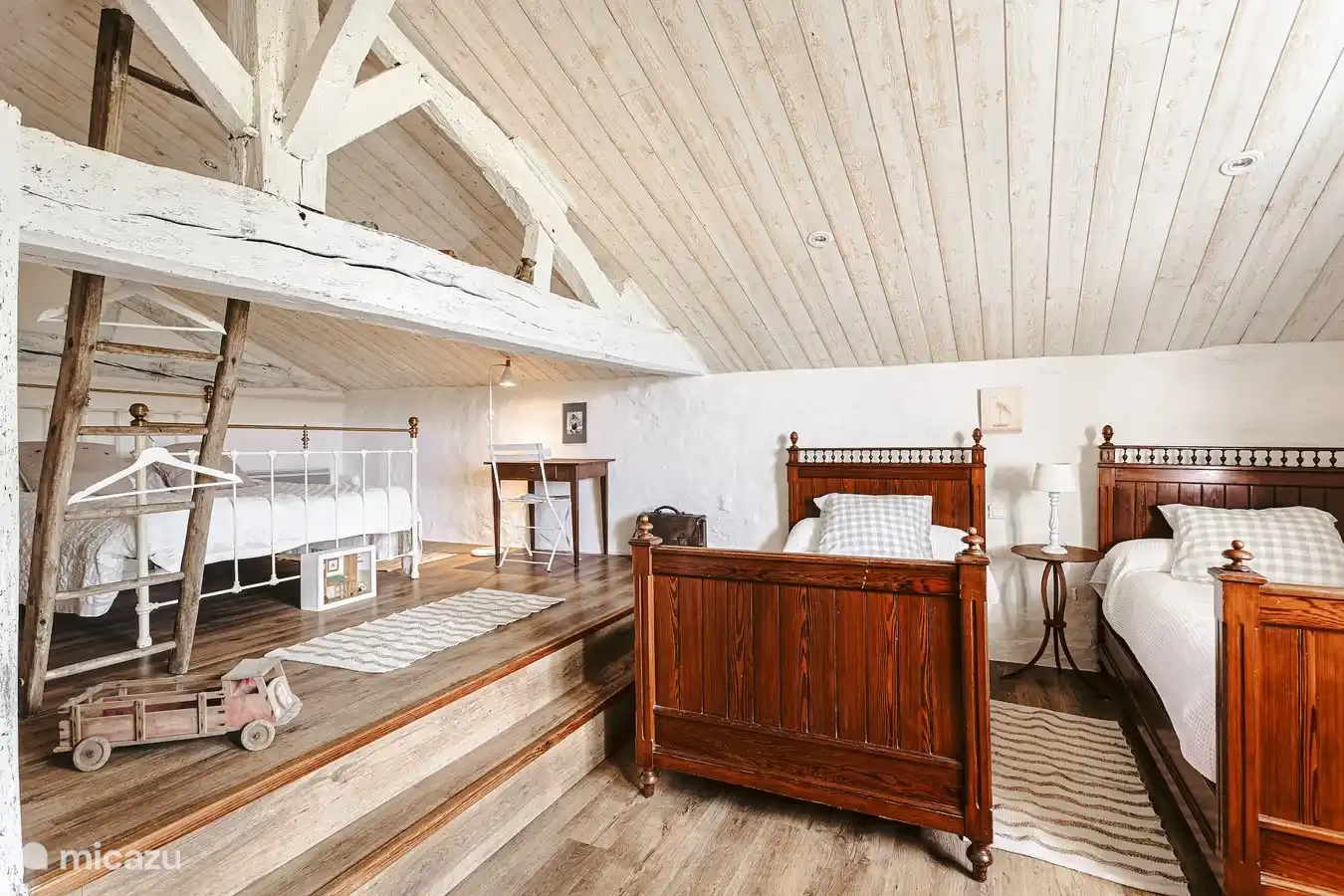 Authentisches Dachgeschosszimmer mit 2 Betten und 2 Einzelbetten