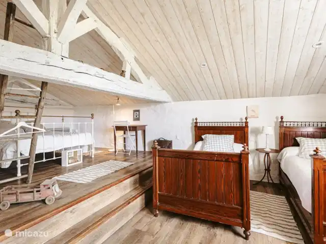 Logis La Tour - Orangerie huren in Frankrijk, Vendée, Fontenay - gîte / cottage authentieke zolderkamer met 2 persoonsbed en 2 enkele bedden