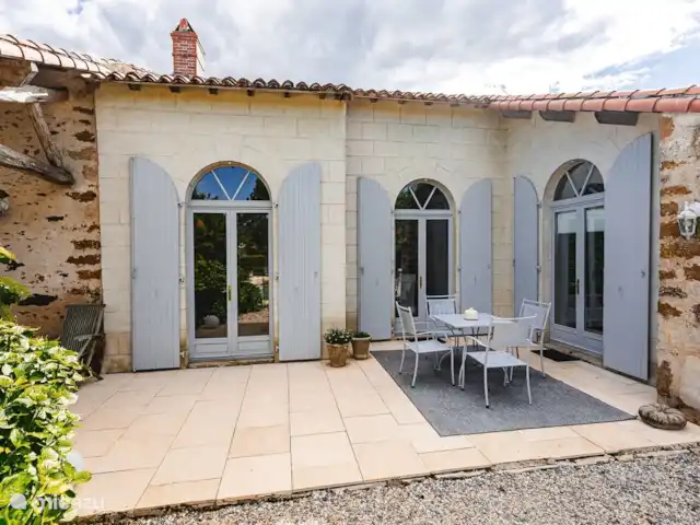 Logis La Tour - Orangerie huren in Frankrijk, Vendée, Fontenay - gîte / cottage Een ruim terras met eethoek