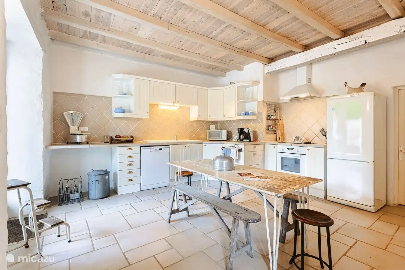 Große, komfortable Küche mit Essbereich 