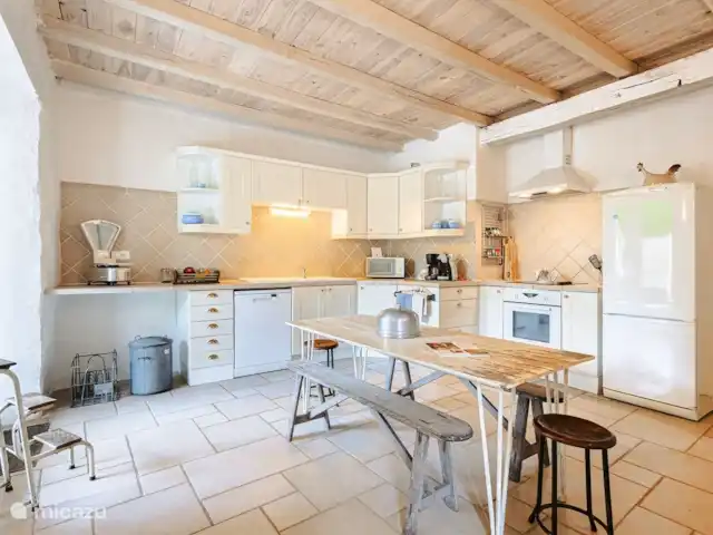 Logis La Tour - Orangerie huren in Frankrijk, Vendée, Fontenay - gîte / cottage Grote comfortabele keuken met eethoek