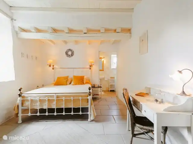 Logis La Tour - Orangerie huren in Frankrijk, Vendée, Fontenay - gîte / cottage Een gezellige slaapkamer met badkamer/douche en toilet