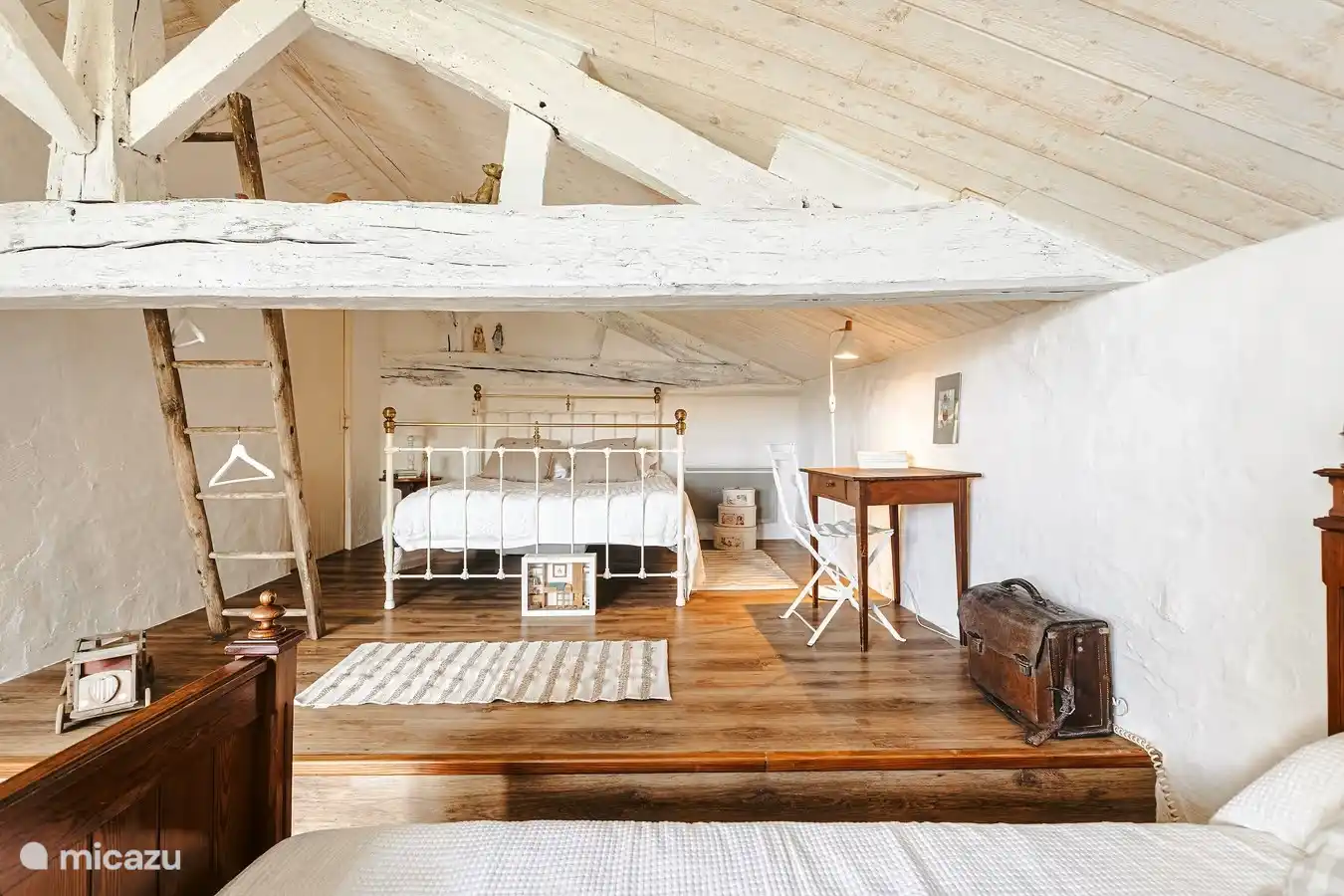 Authentisches Dachgeschosszimmer mit 2 Betten und 2 Einzelbetten