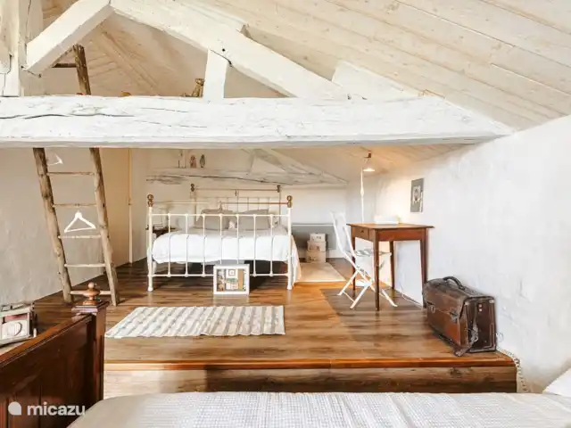 Logis La Tour - Orangerie huren in Frankrijk, Vendée, Fontenay - gîte / cottage authentieke zolderkamer met 2 persoonsbed en 2 enkele bedden