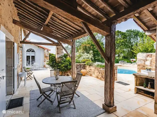 Logis La Tour - Orangerie huren in Frankrijk, Vendée, Fontenay - gîte / cottage een gezellig overdekt terras geeft afkoeling