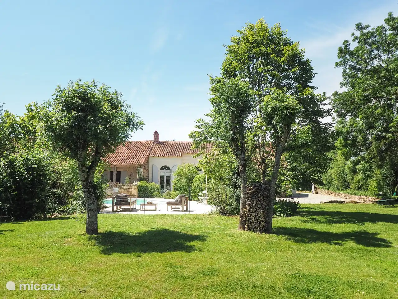 Großer eingezäunter Garten mit Swimmingpool