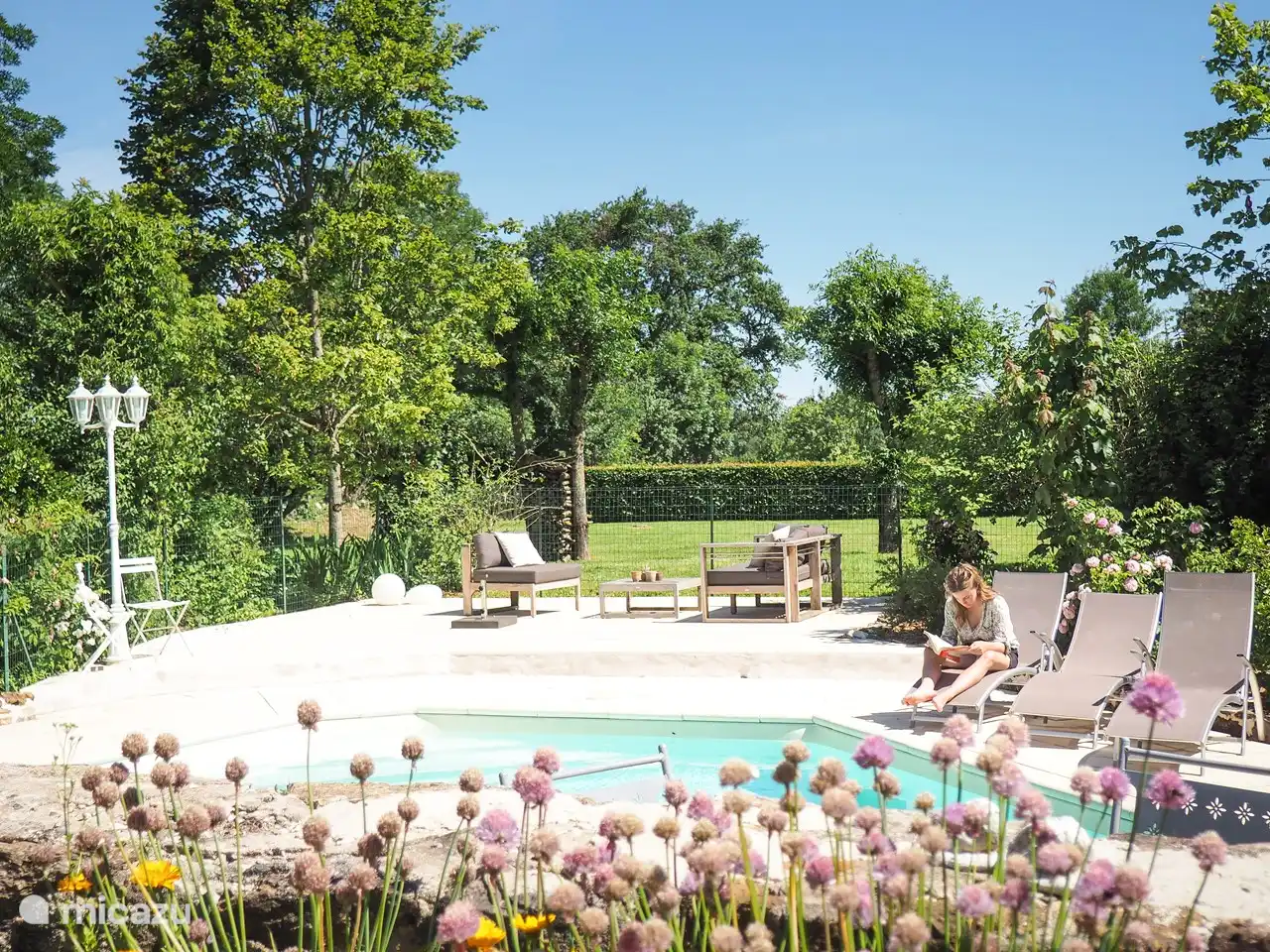 Der Pool befindet sich in einem großen, eingezäunten Garten