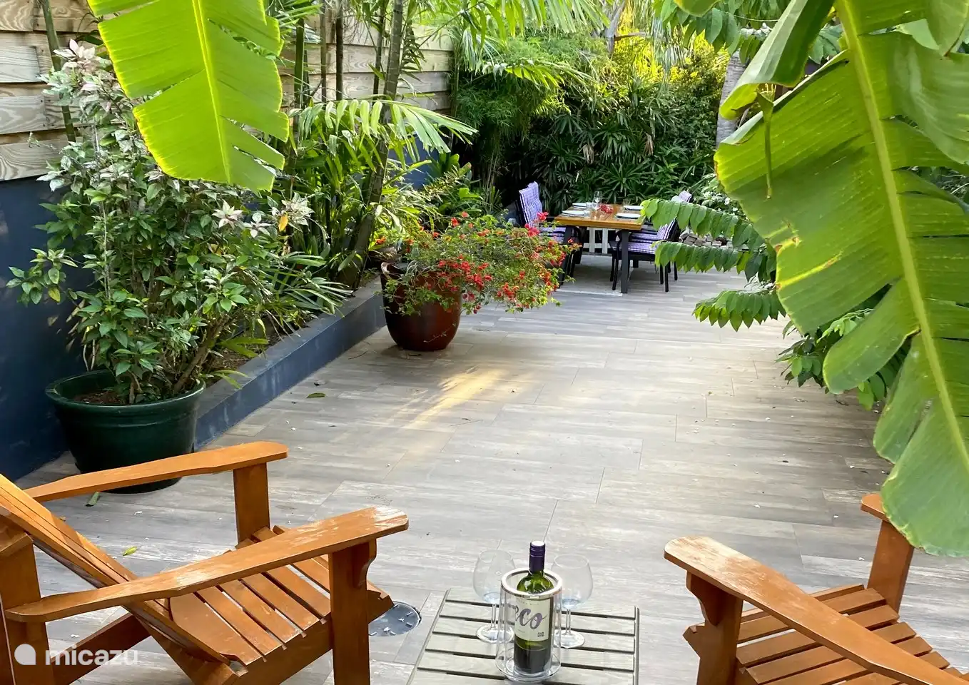 regardez de la douche extérieure aux sièges