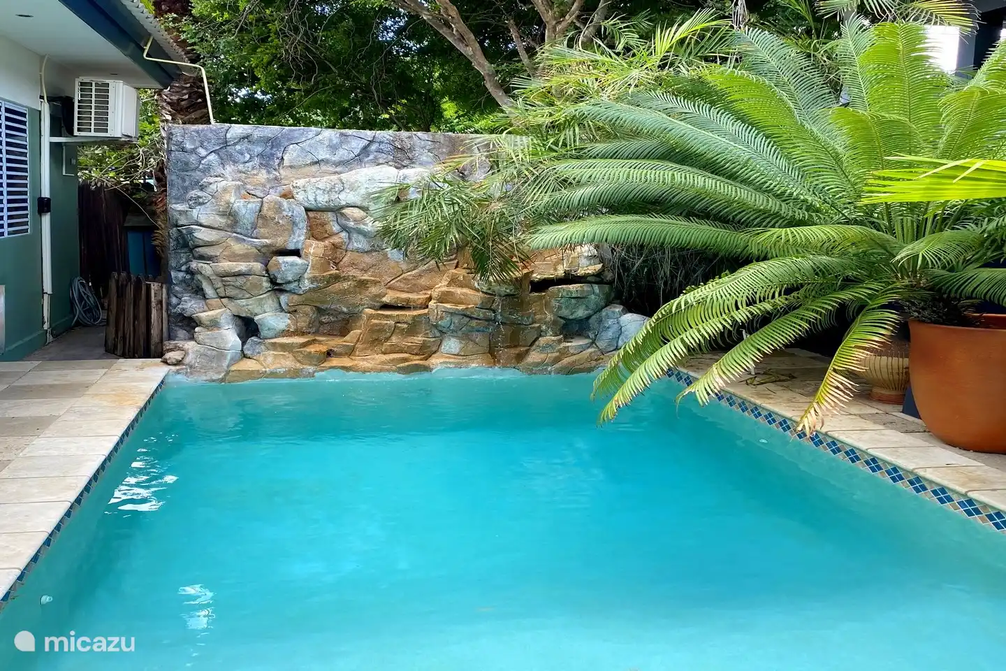 piscine avec fond de roche cascade