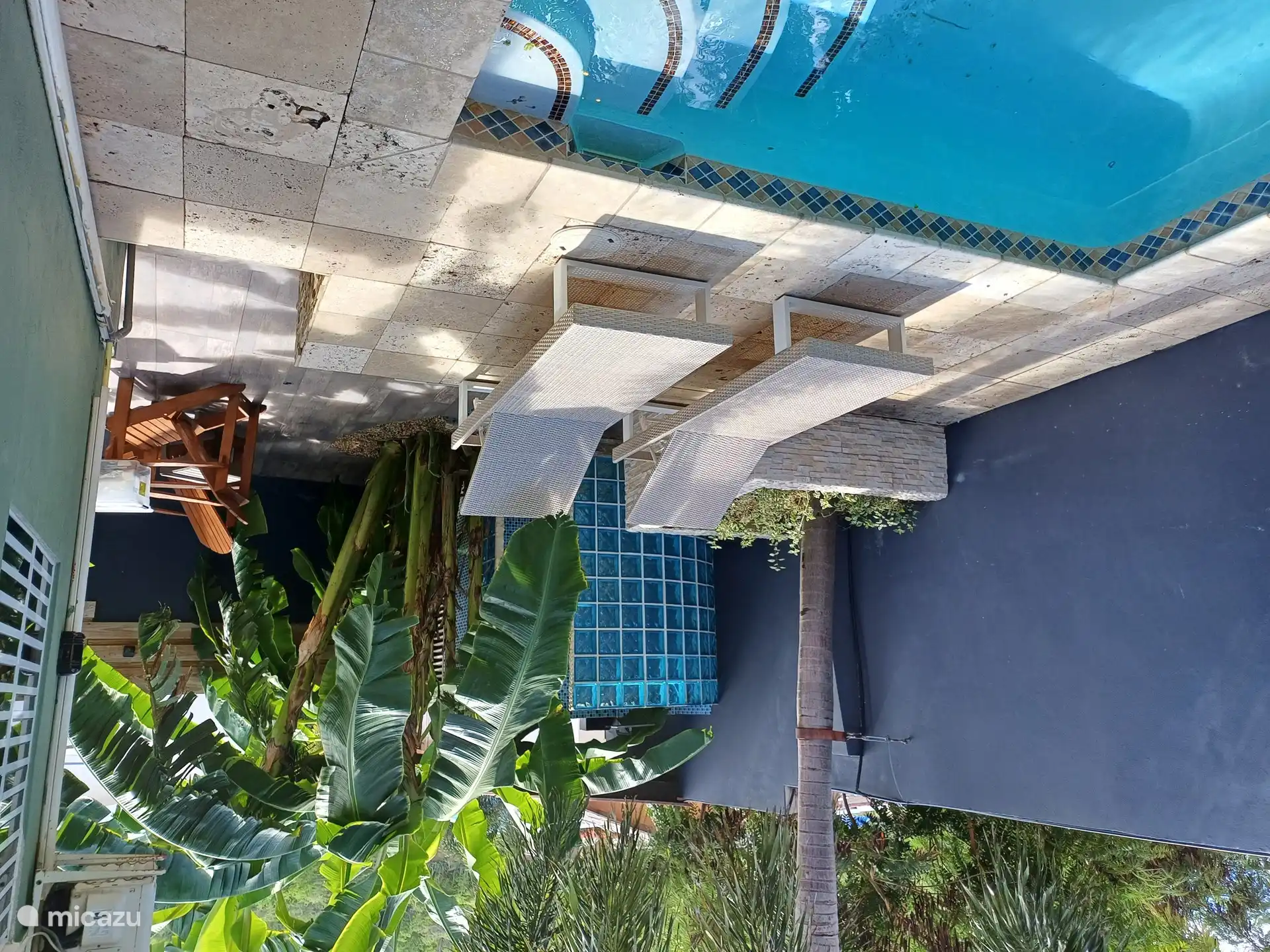 Chaises longues au bord de la piscine