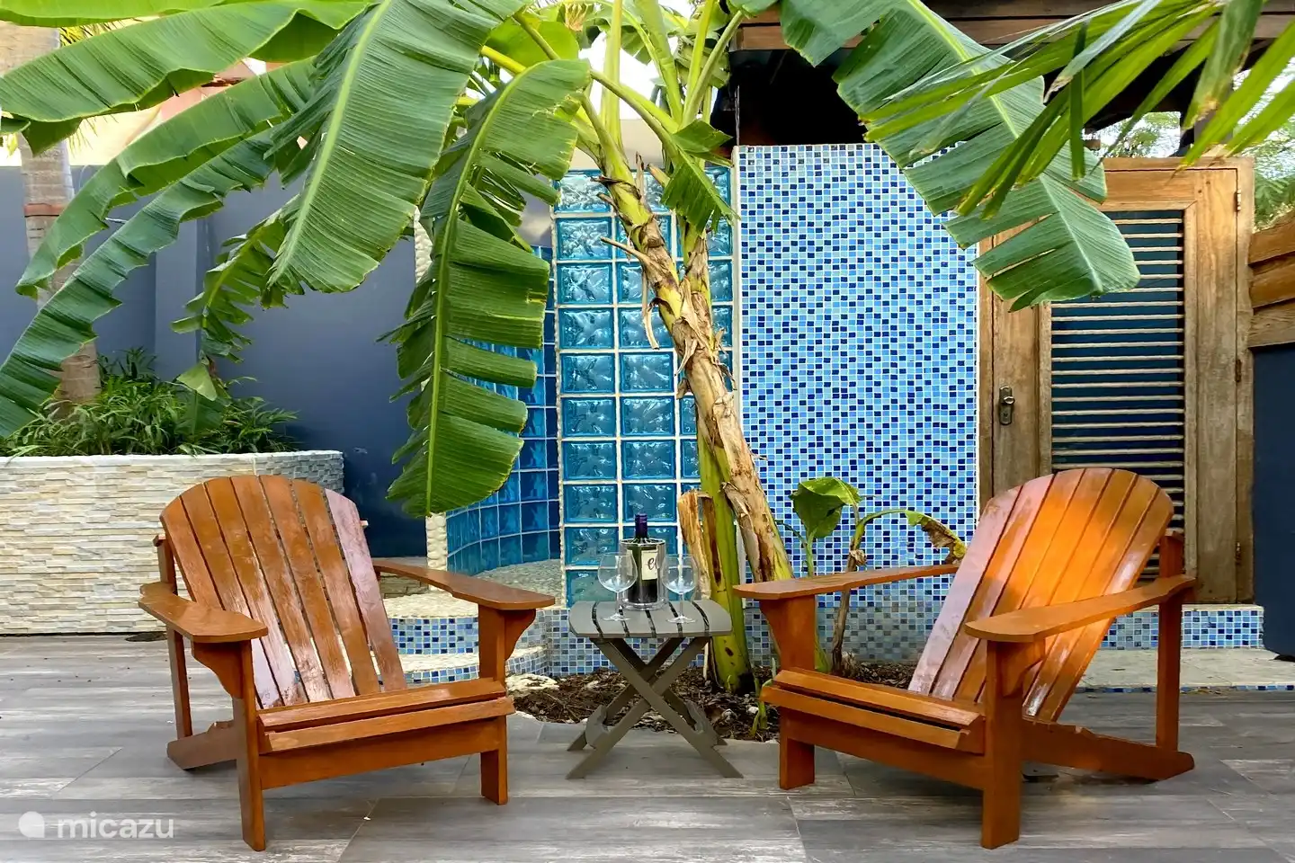 Siège à la douche extérieure