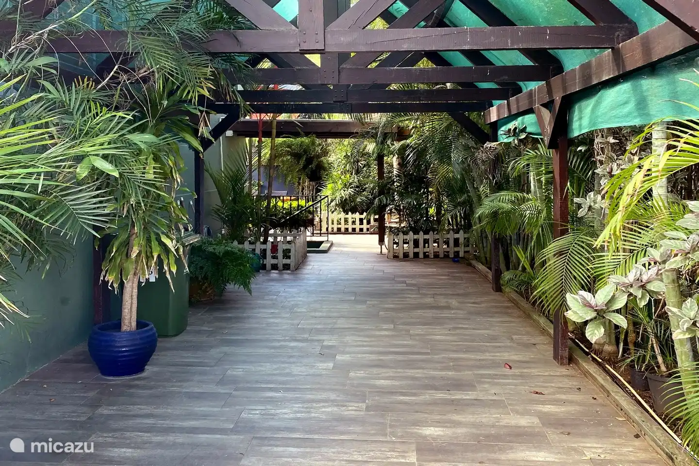 carport avec place pour voiture(s)