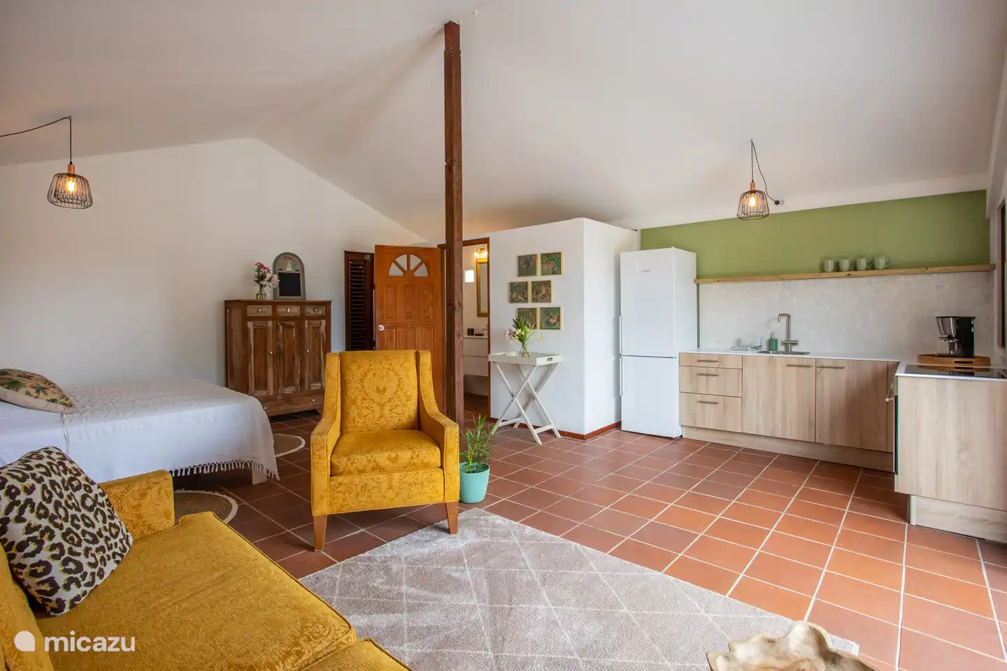 Notre Casita équipée d'une cuisine complète, d'une salle de bain, d'un salon et d'un lit double.