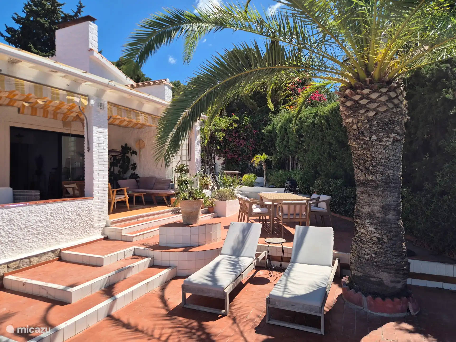 Next to the pool you will find two comfortable sun loungers, two relax chairs and hammocks. The beautiful palm tree provides shade until noon; Then you can use the umbrellas.