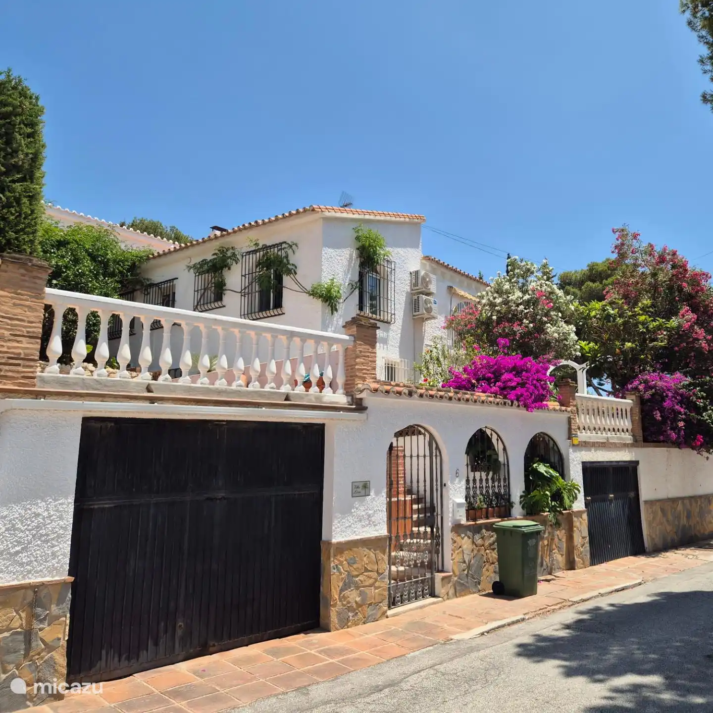 View of the house from the street. You can normally always park for free in front of the house.
