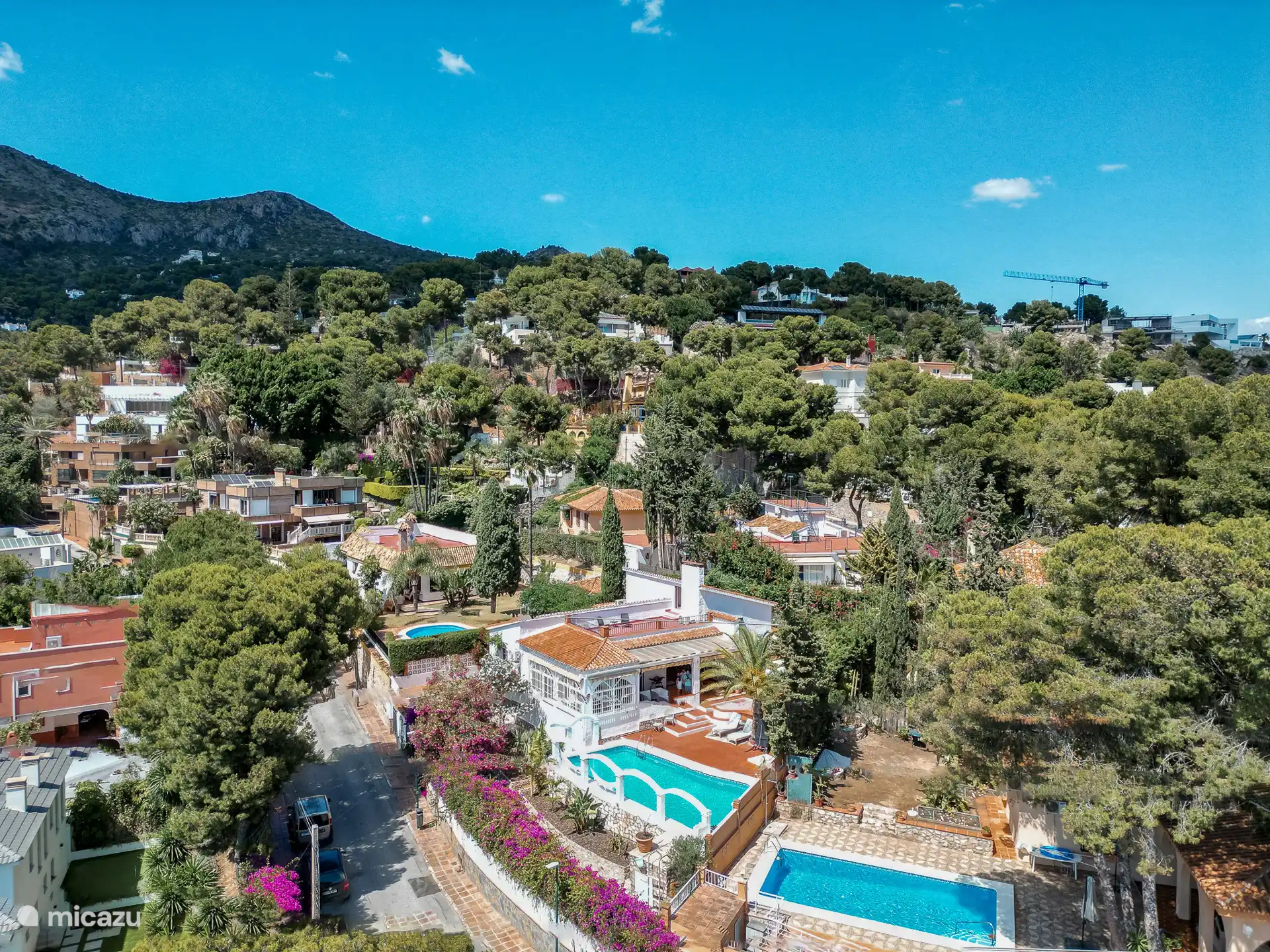 The district stands out because it consists mainly of detached villas. The neighborhood has private security and there are plenty of parking spaces available.